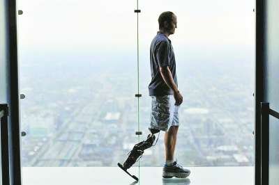 美男子将用意念控制仿生假肢爬103层高楼