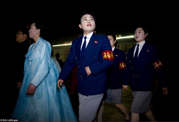 高清组图：这就是相信金正日发明汉堡的朝鲜女“雷神”