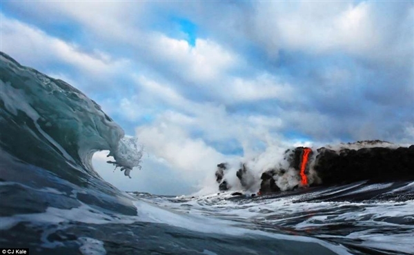 摄影师冒死拍摄岩浆入海：宛如置身地狱