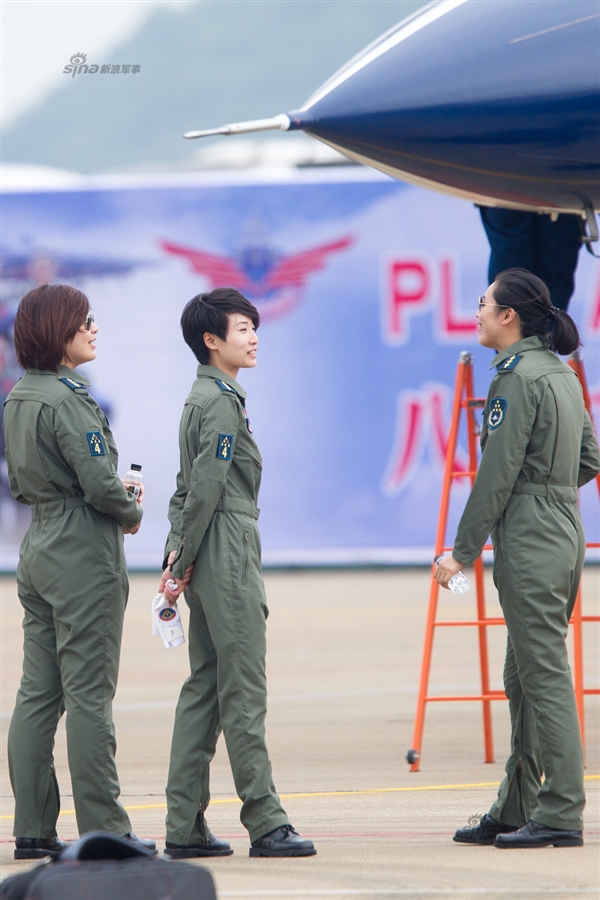 非常罕见:中国空军女飞行员亮相珠海航展!