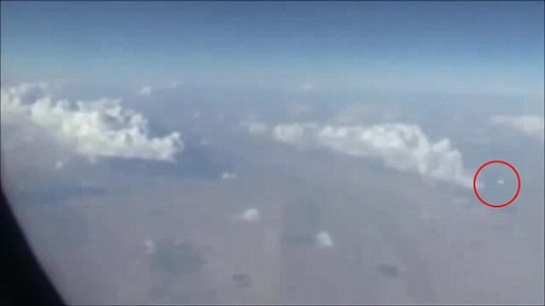 飞机乘客拍摄不明飞行物：到底是个啥？