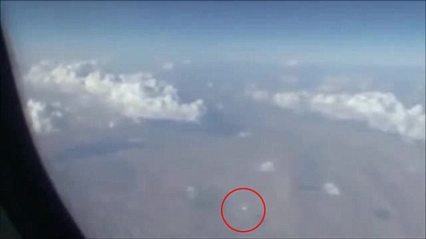飞机乘客拍摄不明飞行物：到底是个啥？