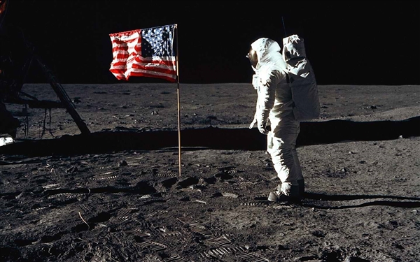探索阿波罗登月内幕：月球撒尿第一人是谁