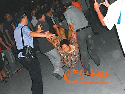 要求<em>女友</em>留宿遭拒+男子夜闯女生宿舍砍杀泄愤
