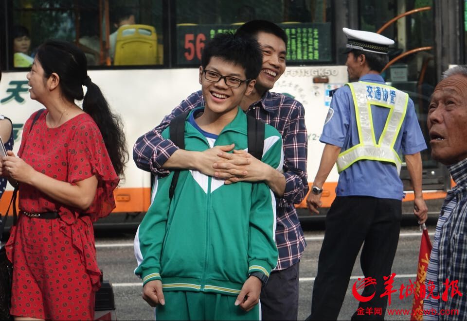 2015高考开考 考生进入考场前被严格检查