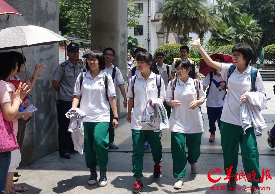2015广东高考语文科结束 考生兴奋步出考场