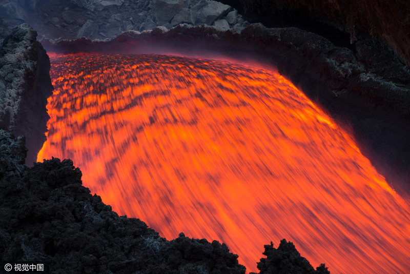 意埃特纳火山喷发 岩浆流动似"火龙"