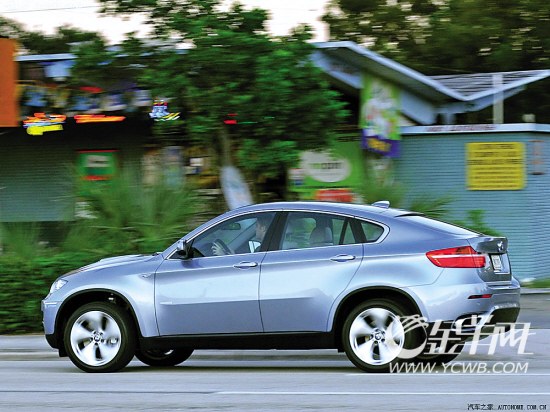 创新BMW X6是世界上第一款全能轿跑车,将BMW X系列车型良好的通过能力与BMW Coupe双门轿跑车的灵动融合,是BMW第一款提供动态驱动力分配系统(Dynamic Performance Control)的车型。保证车辆在各种情况下具有独特的灵活性、寻迹稳定性、精确性与最佳的牵引力分配特性。BMW X6 xDrive35i装备3升直列6缸发动机,采用并列双涡轮增压与高精度燃油直喷技术,实现了卓越的动力输出以及优异的油耗和排放水平。