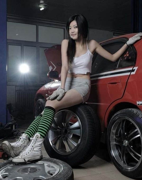 汽修工厂中美女车工你觉得他修车么为什么招熙美女泽图片