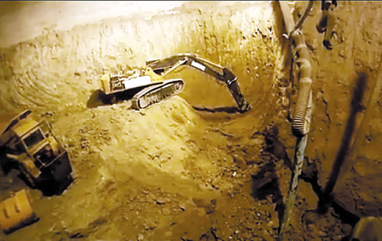 趣事 加拿大男遥控挖土机 9年挖地下室