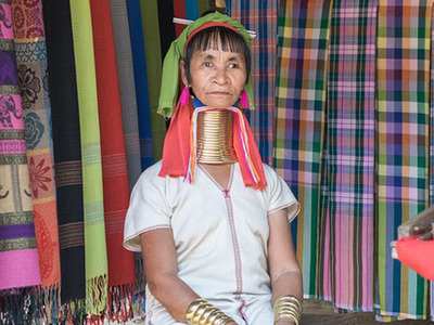 泰国长颈族女人5岁起带项圈终生不卸