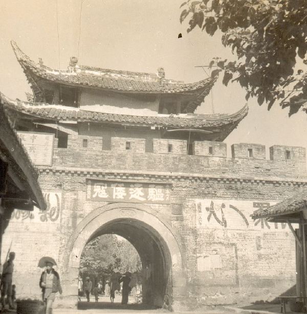 影子之城:还原讲述文化名城广汉的那段历史