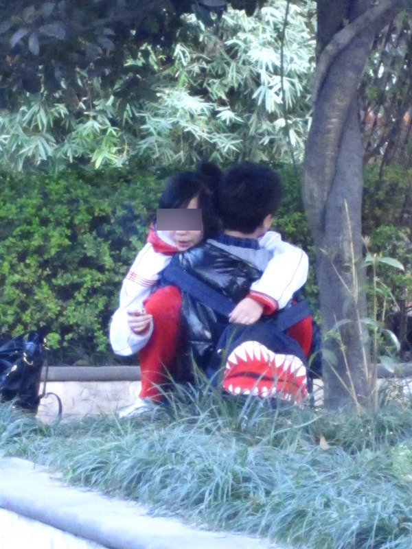 现在初中生太开放了 搂抱<em>亲吻</em>抽烟持续2小时 