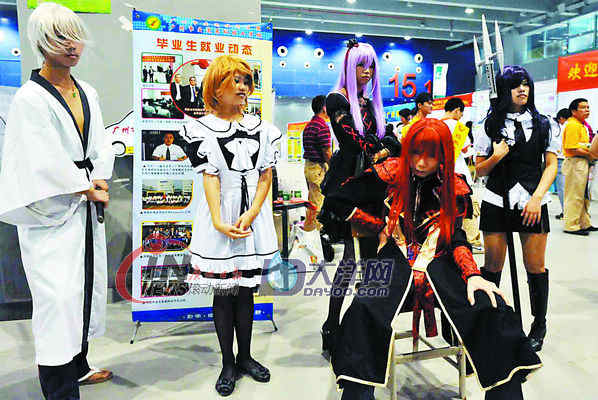 3万人挤爆高中招生咨询会 填志愿成最热问题