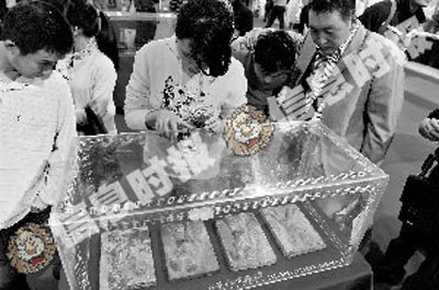 高中<em>女生</em>逛性文化节 大方购买<em>性玩具</em>(图)_金羊