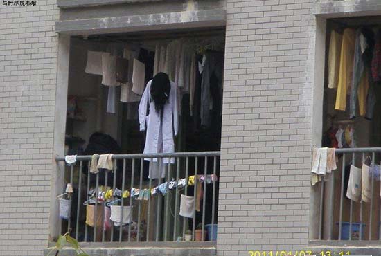 偷拍:<em>大学生宿舍</em>阳台雷人的一幕【组图】_金羊
