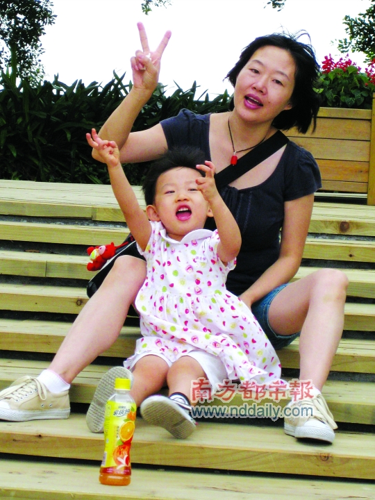 交换玩具锻炼出的孩子胆量 前不久,戴姐姐带女儿小米参加了在威斯汀举行的跳蚤市场慈善义卖。戴姐姐还邀请了小区的另一对母女一起去。在征求了女儿小米的意见后,戴姐姐把她玩过的乐高积木、培乐多橡皮泥冰淇淋模具、玩具熊、粉红女孩公仔装进一个大袋子里,带到了活动现场。虽然是晚上,但活动现场人气挺旺,可以看到来自世界各地的小朋友。戴姐姐和小米拿去了七八样玩具,一共换到了一百五十元,小米用这些钱又买到了玩偶一个、橡皮一只,以及一个二手的布娃娃,其余的则全部捐献给联合国儿童基金会。十分巧合的是,这个布娃娃的主人竟然是专栏