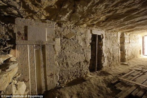 捷克考古队发现的走廊，通往4个墓葬，其中2个已被发现