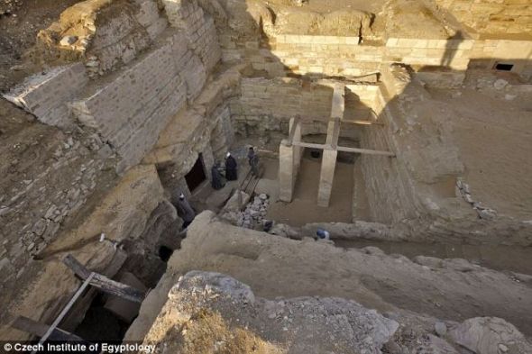 在埃及阿布西尔地区的岩床中发现的古埃及公主谢尔特-娜卜提的墓葬，距离处在大墓地中央的其他家族成员的墓葬1英里（约合1.6公里）