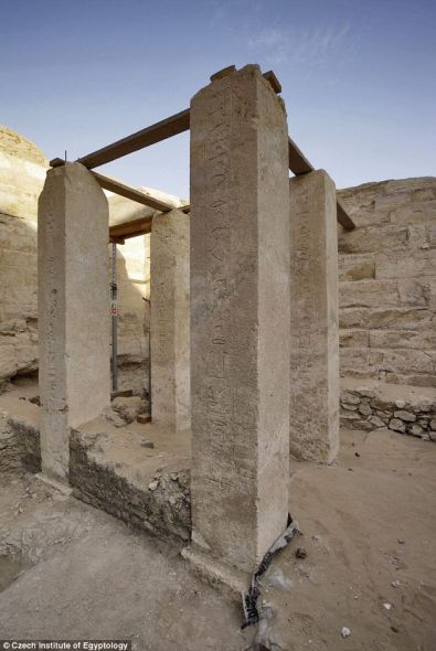 娜卜提墓葬前厅内的4根石灰岩支柱，上面用象形文字刻有她的名字及头衔
