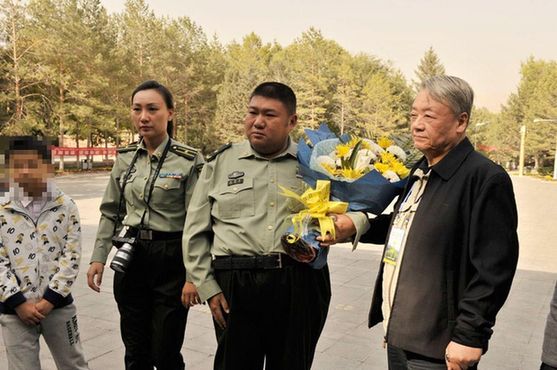 毛新宇与叔父李实(毛远新)纪念陈潭秋等烈士_