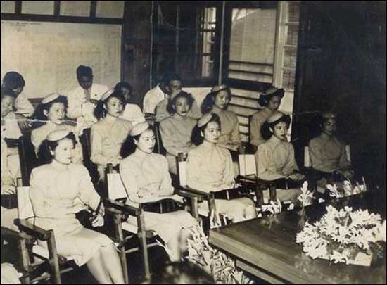 直到1938年1月,中国才有了六名合格的空中小姐。图为1947年9月,中国航空公司第一空勤组在训练中心的合影。