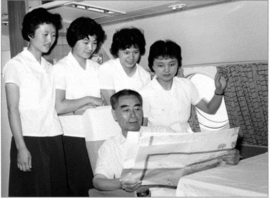 1956年,中华人民共和国民航第一批空中乘务员走上飞机为党和国家领导人服务。