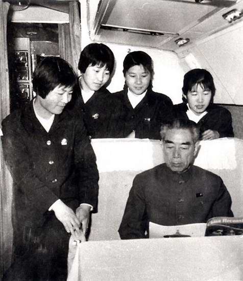 毛泽东乘机时曾亲切地称空中服务员为红色空中小姐,红色空姐成为那个年代共和国天空中一道独特的风景线。