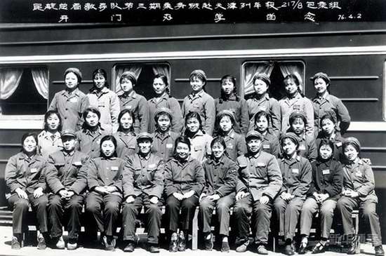 1970年代,中国民航隶属空军。那时,中国空姐的服装无论在样式上还是在色彩上,都很朴实,但与国际上先进航空公司相比有很大差距。