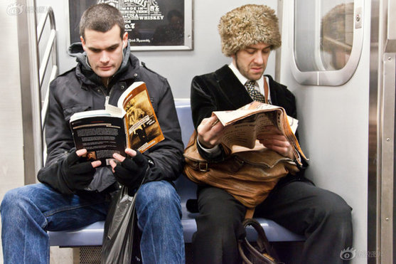 纽约的地铁上他们在读什么_金羊网文化