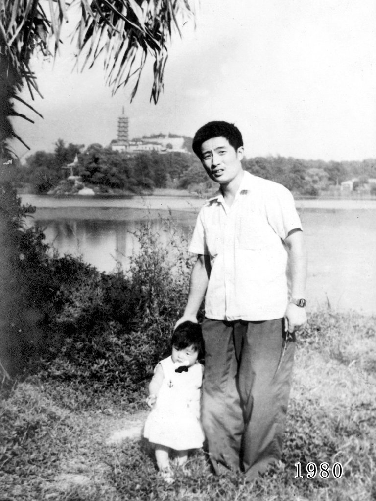 <em>父女</em>连续35年同一地点的合影_金羊网文化