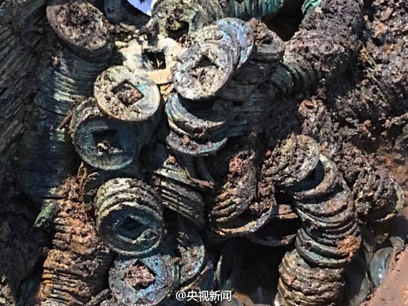 2000年前西汉古墓出土10余吨铜钱