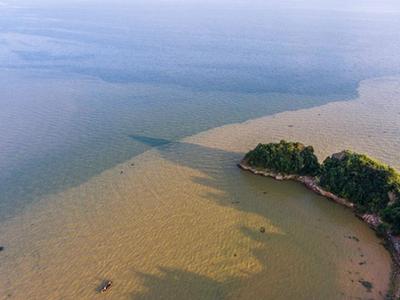 鄱阳湖江西都昌水域出现"泾渭分明"景观