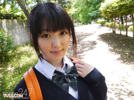 90后学生装美女清纯+可爱略带性感迷人