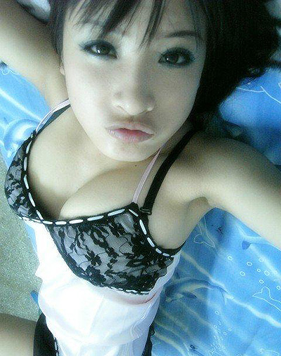 90后乳沟职场眼镜妹晒自拍【组图】