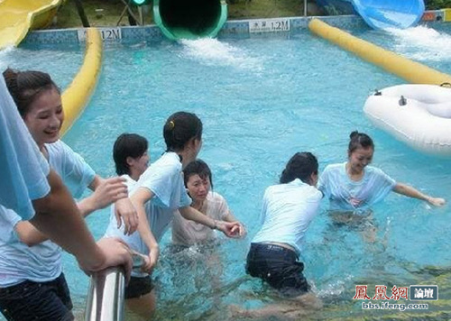 空姐训练营里美女们集体戏水<em>湿身</em> - 金羊网-华