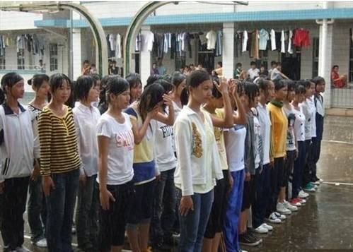 生淋雨作为惩罚