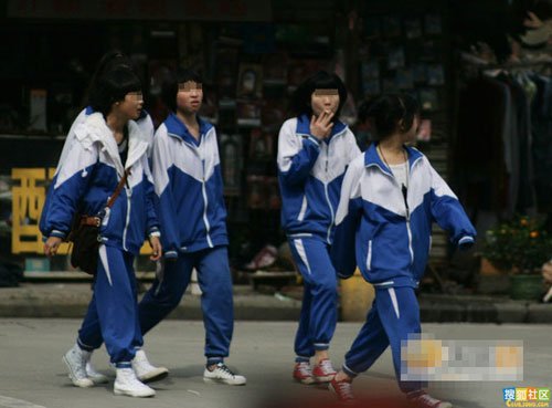 广东<em>女初中生</em>穿著<em>校服</em>当街抽烟引发热议[图]_