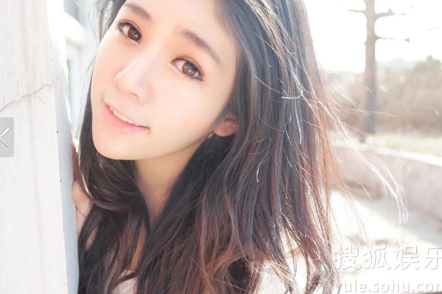 <em>内地瑶瑶</em>刁扬夏日写真 吃冰姿态秒杀宅男--金羊