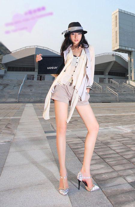 校园里的长腿美女+止不住的诱惑(组图)