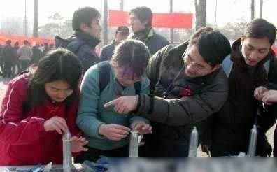 清华大学<em>女生</em>戴<em>安全套</em>比赛防艾滋(组图)