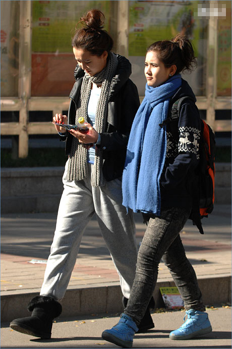 抓拍<em>中央民族大学女生</em> 浓郁的民族风情_教育_