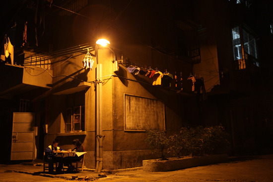 7年未<em>交</em>水电费 <em>江门</em>姐弟俩路灯下写作业_教育