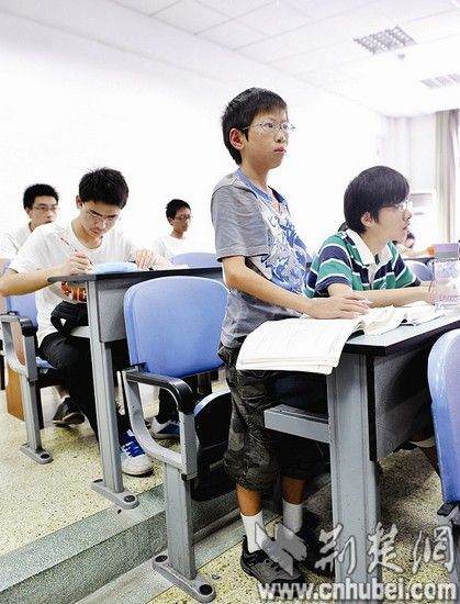 袖珍男孩身高1.3米 高分上大学拒绝父母陪读