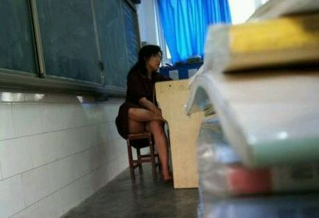 美女老师上课风险大还得注意防学生偷拍