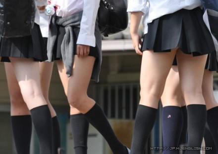 实拍日本大街上那些毫无底线女生短裙(图)