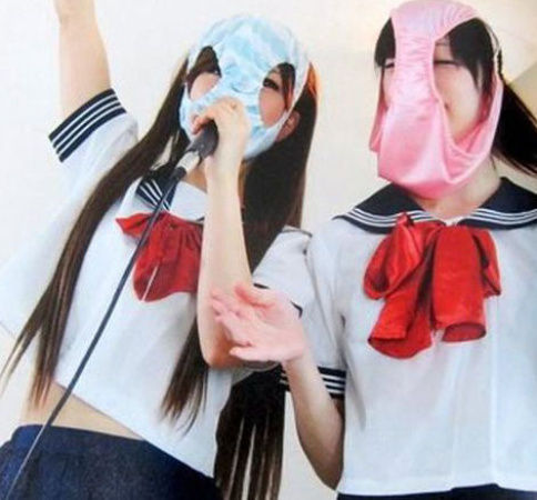 我伙呆!<em>日本女学生</em>穿着校服头套<em>内裤</em>拍写真_金