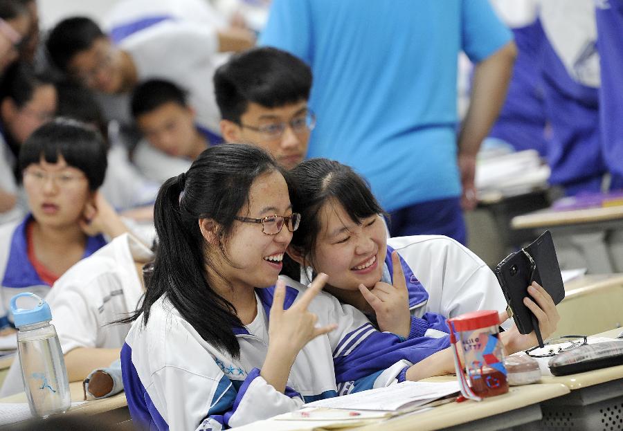 2014年全国939万考生报名参加高考 6月3日,银川一中的两名高三学生在