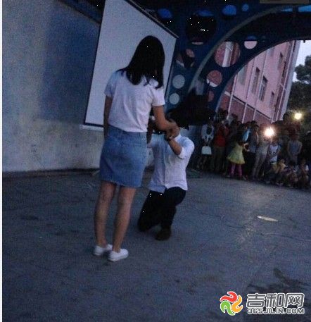 大四男学生向相恋三年<em>女老师</em>求婚成功_金羊网