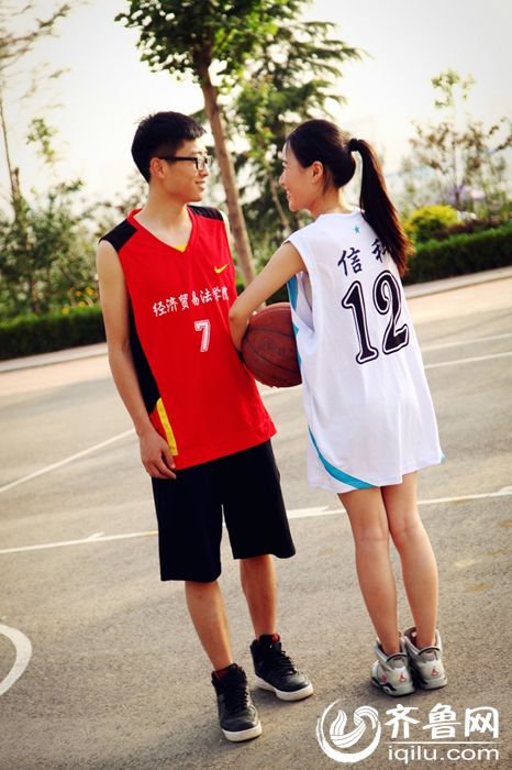 山东高校毕业生情侣拍创意搞怪毕业照见证爱情